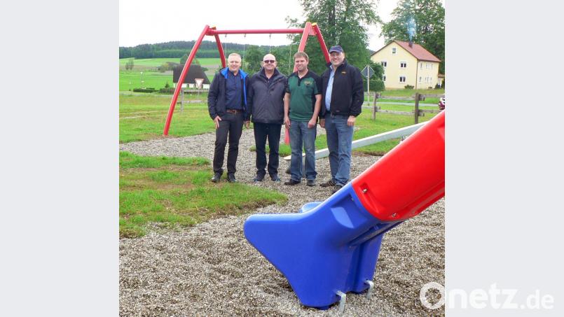 Der Spielplatz in Metzenhof erstrahlt in neuen bunten Farben. Mit der Dorfgemeinschaft, vertreten von Robert Schwemmer und Daniel Albersdorfer (von rechts), freuen sich Bürgermeister Jürgen Kürzinger (links) und Bauhofleiter Jörg Dollhopf. Bild: lep