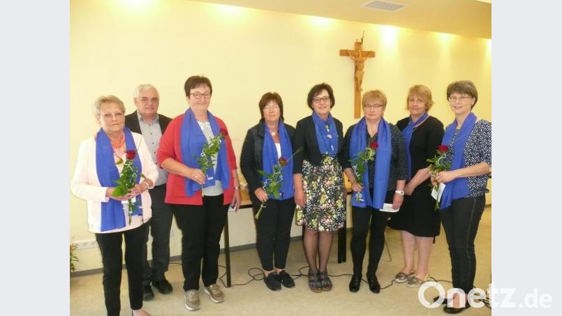 Die neuen Mitglieder wurden in die Gemeinschaft des Katholischen Frauenbundes aufgenommen. Das Bild zeigt von links: Luise Gondor, Pfarrer Eugen Wismeth, Maria Weig, Silvia Reitinger, Vorsitzende Monika Bösl, Ulrike Reger, Vorsitzende Elisabeth Fröhlich und Claudia Drexler. Bild: amö
