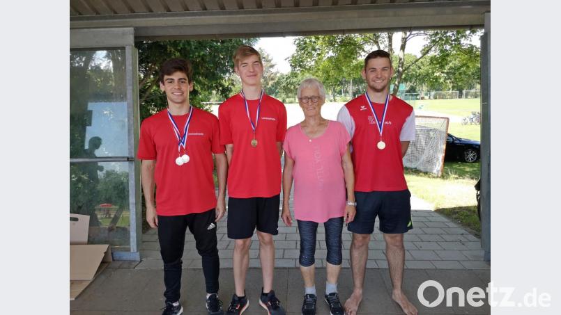 (v.r.n.l.) Adrian Sefa, Tim Reindl, Hannelore Ott und Paul Pöllmann Bild: jma