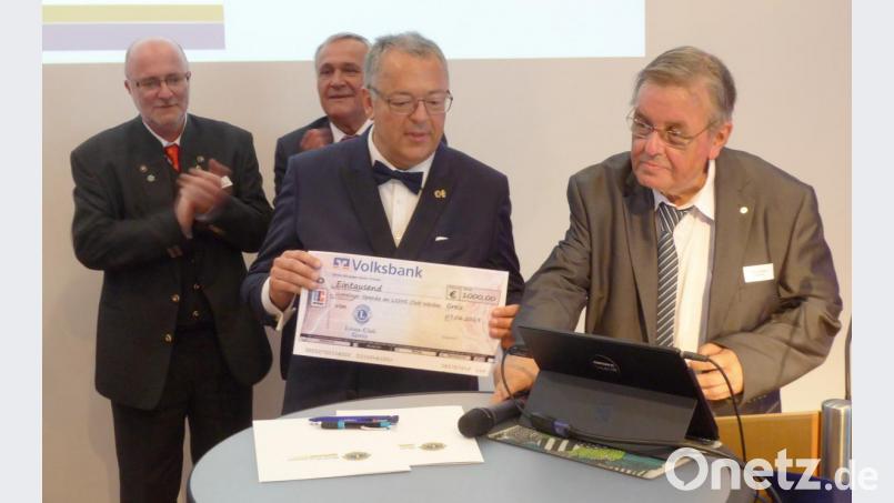 Übergabe der Jumelage-Spende durch Peter Kniebel (Präsident LC Greiz, rechts) an Frank Wohl (Mitte). Im Hintergrund klatschen OB Kurt Seggewiß und Oliver Koch (Lions Distrikt-Governor für Thüringen und Sachsen-Anhalt). Bild: fsb