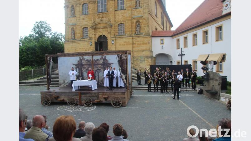 Etwas Besonderes: Der Festspiel-Gottesdienst am Pfingstmontag auf der Bühne des Welttheaters am Mariahilfberg. Bild: kmo