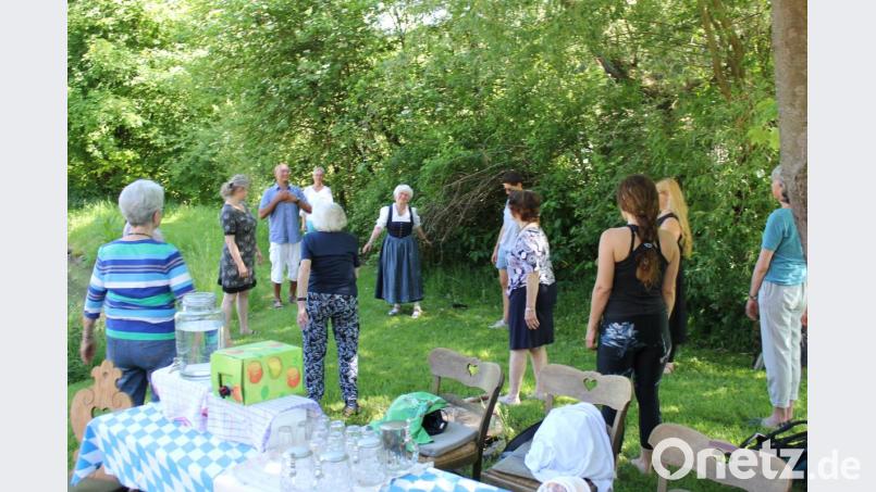 Yogafreunde praktizierten im Garten des Heimatmuseums Kastl unter Anleitung von Atemlehrer Stefan Klatt Übungen aus dem Yoga und dem Qigong. Bild: aun