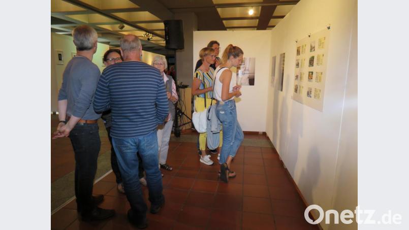 Nach dem offiziellen Teil ist Gelegenheit, sich in der Ausstellung umzuschauen. Bild: ubb