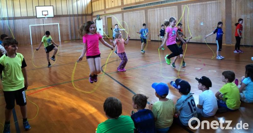 Mit Spaß und Begeisterung zeigten die Schüler der Klasse 3/4 ihren Mitschülern und Eltern, was sie mit Trainerin Tesa Heyes am Springseil eingeübt haben. Bild: weu