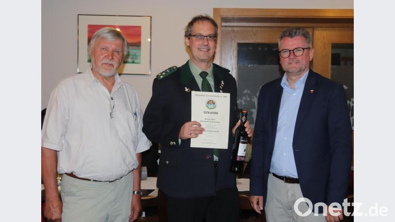 Bürgermeister Michael Göth und der 1.Gauschützenmeister Dietmar Beyer ehren den Schützenmeister von Immergrün, Helmut Miek, mit der Goldenen Verdienstnadel des Oberpfälzer Schützenbundes. Bild: mfh