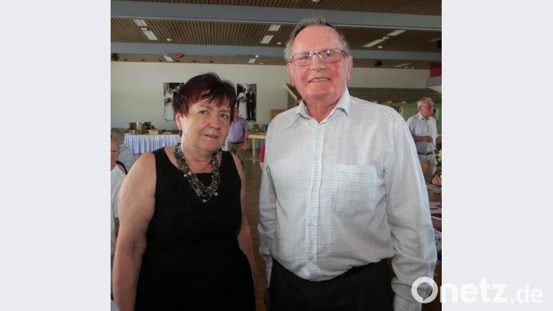 Evi Bauer-König (links) ist neue Bezirksvorsitzende der Seniorenunion und löst Günther Loibl (rechts ab. Bild: Hirsch