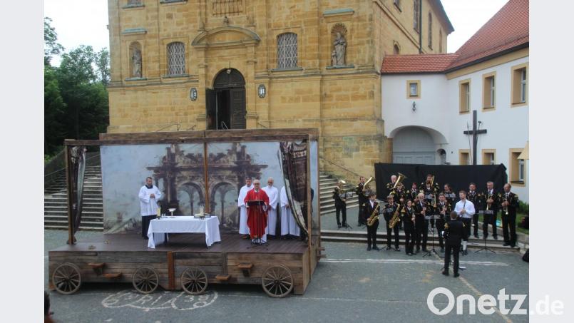 Etwas Besonderes: Der Festspiel-Gottesdienst am Pfingstmontag auf der Bühne des Welttheaters am Mariahilfberg. Bild: kmo