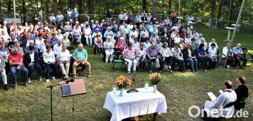 Ökumenischer Pfingstgottesdienst mit Agapemahl auf dem Schönberg. Bild: rgr