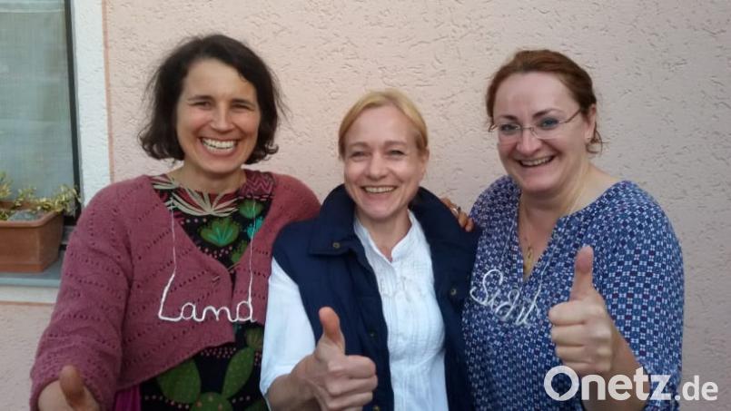 Die drei Organisatorinnen Margit Roiger (von links), Ursula Zwicknagel und Katrin Obermeier freuten sich über die vielen Gäste. Bild: rkp