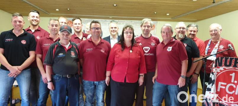 Gemeinsam mit Fanclub-Vertretern und Ehrengästen hofft die Vorstandschaft des FCN-Fanclub aus Flossenbürg auf baldigen Wiederaufstieg ihres Clubs. Bild: exb