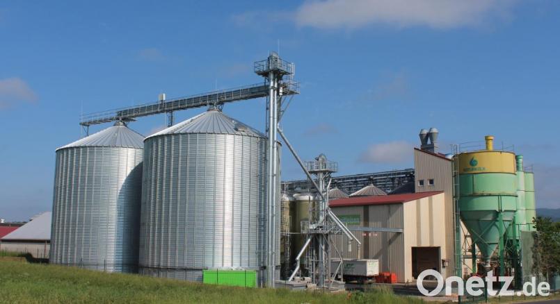 In zwei neue Silos mit einem gesamten Investitionsvolumen über einer Million Euro investierte die Raiffeisenbank Oberpfalz NordWest eG in ihre Raiffeisen-Markt-Waren GmbH im Gewerbegebiet in Erbendorf. Bild: mez