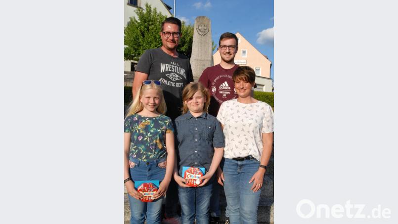 Bei der Jahreshauptversammlung der Faschingsgesellschaft Plößberg bedankten sich Vorsitzende Tanja Gradl (vorne rechts) und der ehemalige Präsident Uli Wittmann (hinten links) mit Präsenten bei den Prinzenpaaren der letzten Session. Vorne das Kinderprinzenpaar Nina I. und Julius I., hinten rechts Prinz Sebastian I., Prinzessin Sophie I. war beruflich verhindert. Bild: gbj