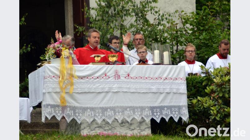 An die Bedeutung des Pfingstfests erinnert Stadtpfarrer Markus Schmid vor der kleinen Kapelle in Tröglersricht. Bild: hcz