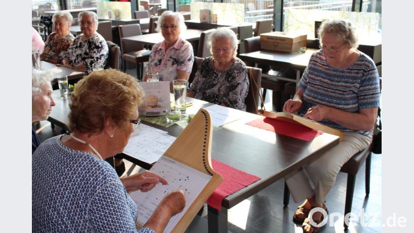 MIt der Veeh-Harfe stimmten Sigrid Häupl und Elfriede Häupler zu Beginn auf die Feier ein. Bild: ckl