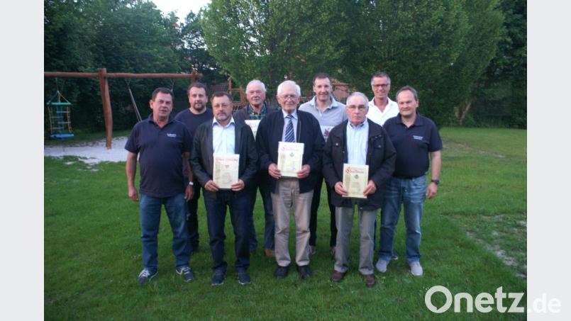 Freuten sich über die Treue der Mitglieder zur Feuerwehr. Li. die Kommandanten Alfons Falk und Christian Lenk, re. Vorstand Berthold Maier und Bürgermeister Hermann Falk (fdl). Bild: fdl