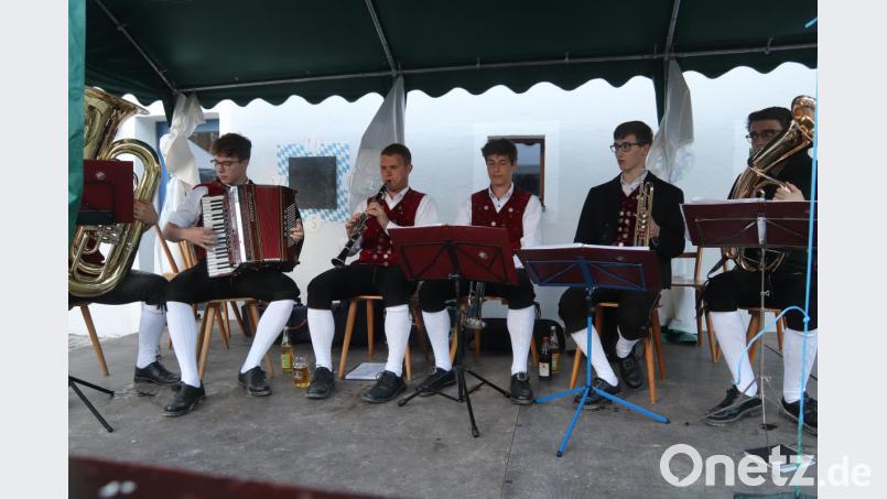 Die Nachwuchs-Musikanten des Trachtenvereins Stamm "In oiner Dur" unterhielten die Gäste am Samstag prächtig. Bild: mfh