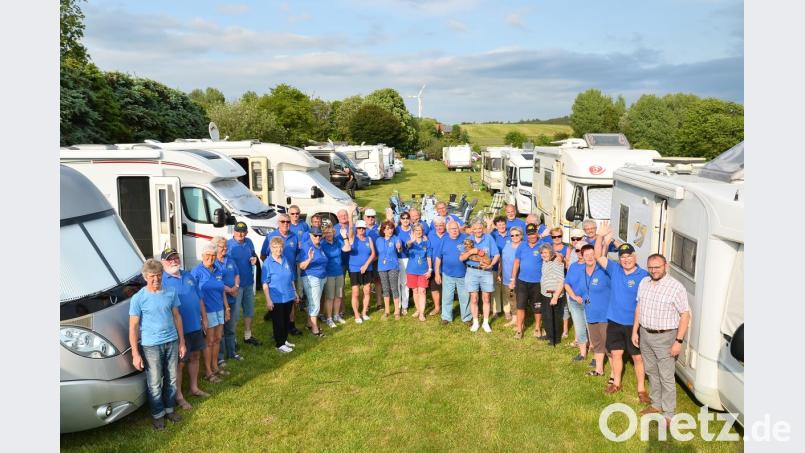 Auf tatkräftige Unterstützung von Hermann Träger (links) und zweitem Bürgermeister Markus Bauriedl dürfen die Wohnmobilfreunde bei ihrem Fest auf dem Trägerhof zählen. Bild: fjo
