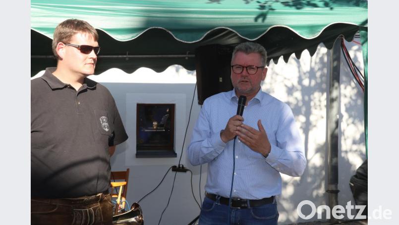 .Ulrich Wittkop (links) und Bürgermeister Michael Göth eröffneten das 16. Gänsangerfest. Bild: mfh