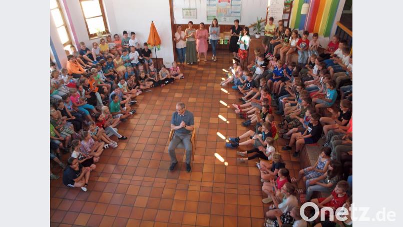 „Wie schön, dass du geboren bist – wir hätten dich sonst sehr vermisst …“ sangen alle Kinder für den Bürgermeister in ihrer Mitte. Bild: sön