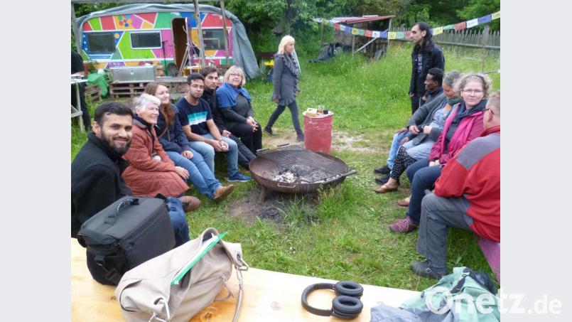 Einheimische und Zuwanderer saßen zum Abschluss gemütlich beim Grillen im künftigen interkulturellen Garten im ehemaligen LGS-Gelände zusammen. Bild: usc