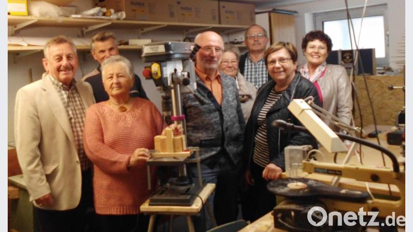 Die 2011 gegründete Holzwerkgruppe ist aus dem BRK Seniorenheim St. Barbara nicht mehr wegzudenken. Der Förderkreis Altenhilfe stattete die Holzwerker vor kurzem mit einer neuen, besonders leise und präzise arbeitenden Bohrmaschine aus. V. l.: Förderkreisvorsitzender Werner Schulz, Toni Pirzer, Gisela Witt, Werkstatt-Chef Josef Kohl, Julia Wenzl, Schatzmeister Reinhold Birner, Stadträtin Bärbel Birner und Heimleiterin Astrid Geitner. Bild: u