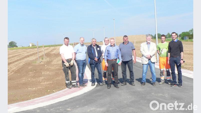 Zügig gehen die Arbeiten im neuen Baugebiet &quot;Sandbrunnen IV&quot; voran. Davon überzeugen sich Bürgermeister Jürgen Kürzinger (Fünfter von links), sein Stellvertreter Josef Schreglmann (rechts daneben), die Ingenieure Christoph Reger (rechts) und Werner Erhart (Dritter von rechts) sowie Mitarbeiter der ausführenden Firma Wilhelm Bauer aus Erbendorf. Bild: lep