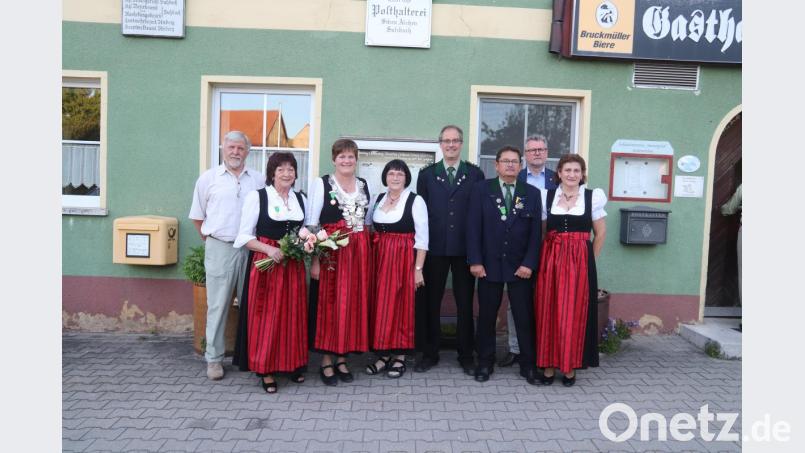 Die Majestäten von links: Gauschützenmeister Dietmar Beyer, Liesel Erika Strobel, Schützenkönigin Claudia Aures, 2. Ritter Christa Dehling, Schützenmeister Immergrün Siebeneichen Helmut Miek, 1. Ritter: Josef Gradl, Bürgermeister Michael Göth, Vereinsmeisterin Renate Kellner. Bild: mfh