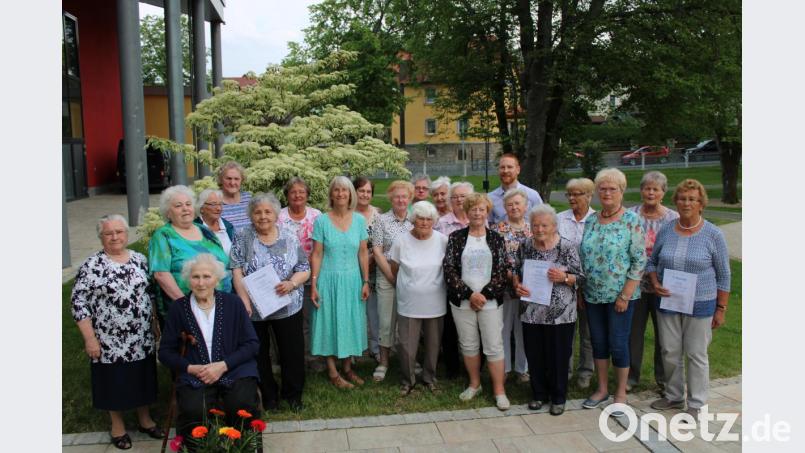 Nahezu vollständig waren die MItglieder zur Jubiläumsfeier in der Stadthalle erschienen. Schon mittags ging es zum gemeinsamen Ausflug in die Tuchfabrik Mehler in Tirschenreuth. Bild: ckl