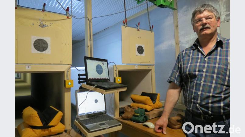 Schützenmeister Albert Kiener gab bei der Besichtigung der neuen Schießstände (hier am 50-Meter-Stand) ausführliche Erläuterungen. Bild: Köppl