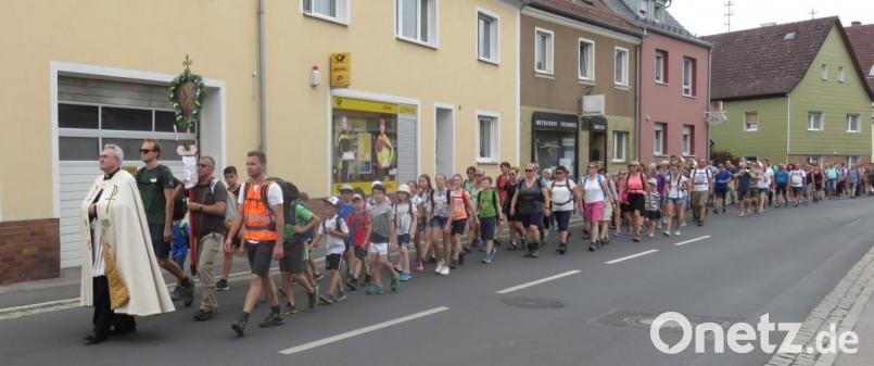 Einstand nach Maß für die neue Pilgerführerin Mona Kreuzer: Mit über 100 Teilnehmern kehrt ihre Gruppe am Ende einer segensreichen Wallfahrt nach Vilseck zurück. Bild: rha