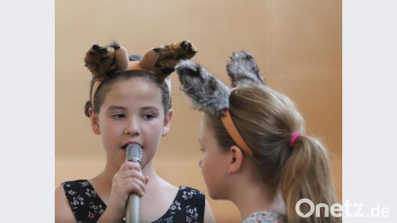 Daniela Kunze hatte mit der Theater AG das Stück &quot;Die kleinen Leute von Swabedo&quot; eingeübt. Die Darsteller überzeugten mit einer glanzvollen Performance. Bild: mfh