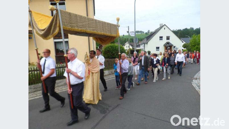 Pfarrer Pater Anish George trug die Monstranz durch die Straßen von Ebnath. Bild: soj