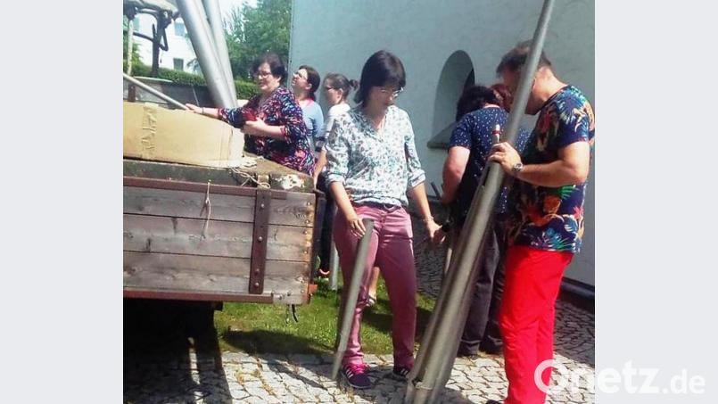 Großes Interesse an den Pfeifen der alten Max-Reger-Orgel. In 20 Minuten waren alle vergeben. Die Ministrantenkasse wurde um fast 800 Euro aufgebessert. Bild: ld
