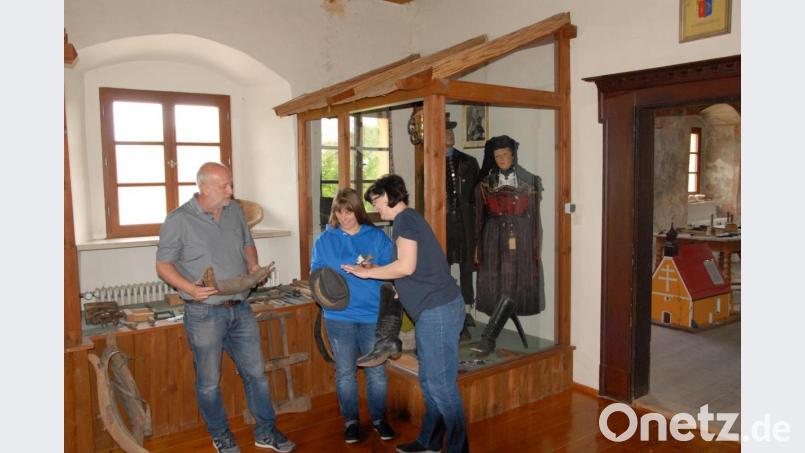 Ortsheimatpfleger Josef Popp für den Markt Schmidmühlen sowie Michaela Mehringer und Ilona Schmalzbauer (von links) stellen die Ausstellung zusammen. Bild: pop