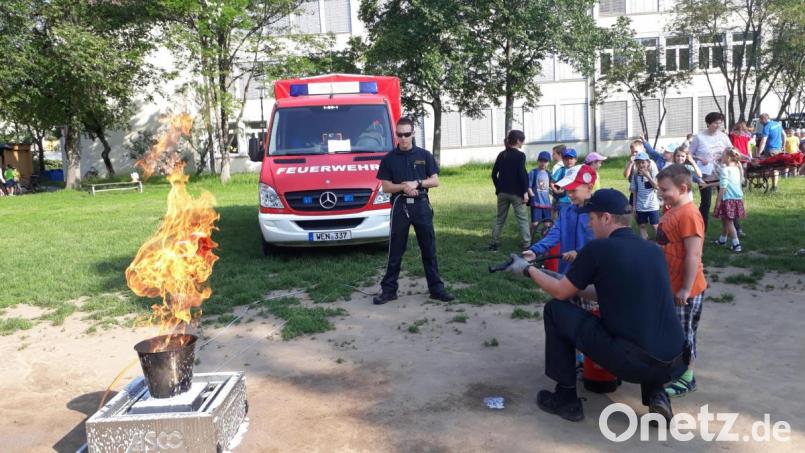 Die Schüler löschen beim Sicherheitstag einen brennenden Eimer. Bild: exb
