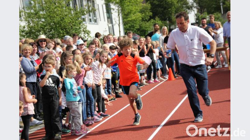 Bei Staffellauf misst sich ein Schulteam mit einer Mannschaft aus Ehrengäste. Letztere schlagen sich wacker, wie im Bild stellvertretender Bürgermeister Uwe Bergmann, doch verlieren schließlich knapp. Bild: ads