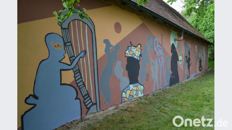 Die Mauer des historischen Pfarrhofs in Wurz kommt jetzt bunt daher. Kinder aus Tschechien, dem Landkreis Neustadt und der Stadt Weiden geben ihr ein neues Gesicht. Bild: exb