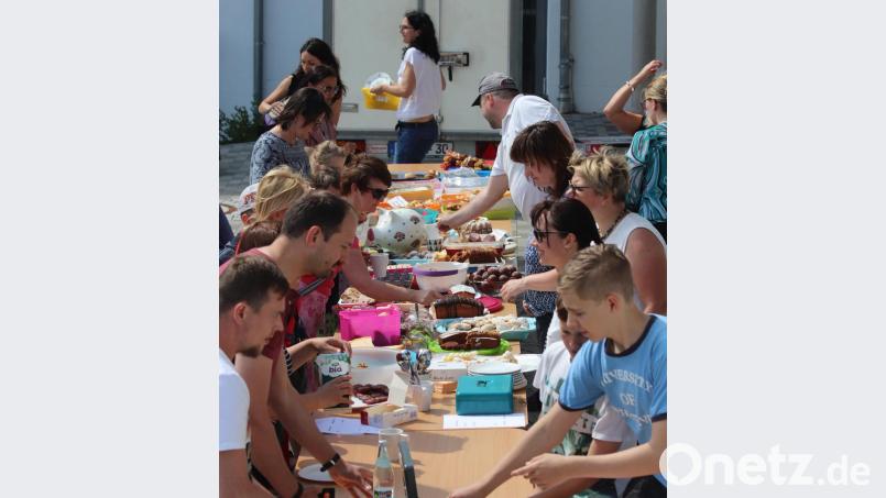 Der Elterbeirat sorgt für eine reichlich gedeckte Kuchentheke und erfrischende Getränke. Bild: mfh