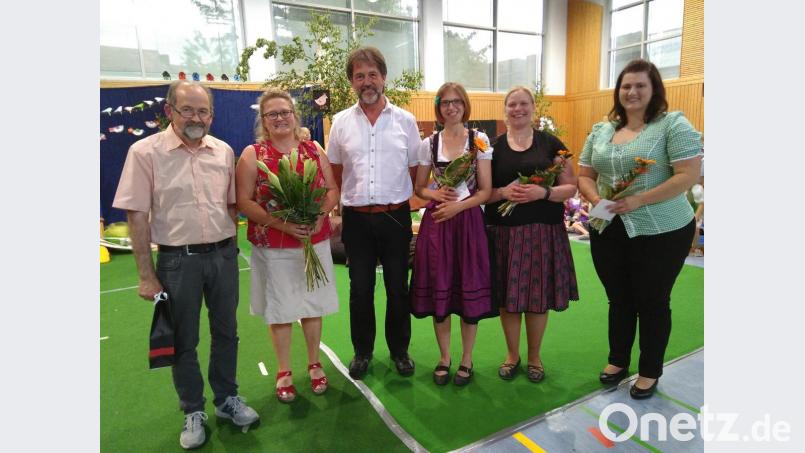 Michael Zollinger, Regina Rester-Achhammer, Rektor Heinz Meinl, Irene Klier, Saskia Krügelstein, Steffi Daubenmerkl waren verantwortlich für das &quot;supertolle&quot; Singspiel der Grundschule Bild: mma