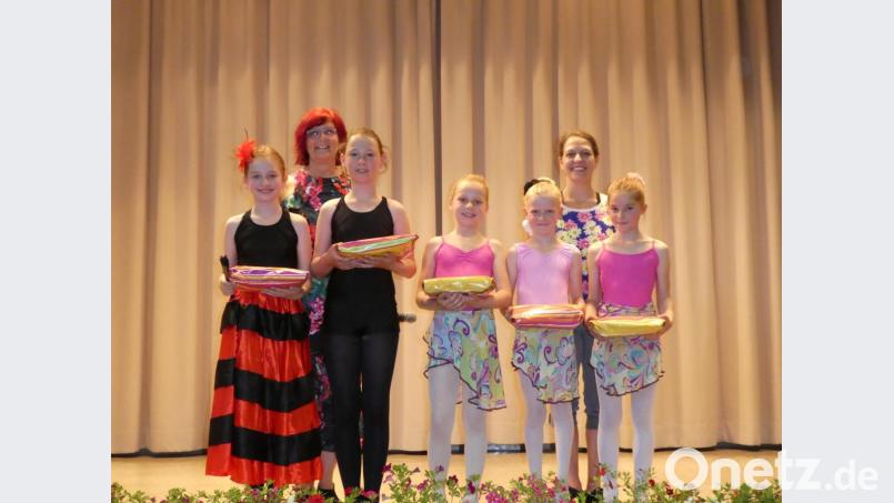 Ursula Prechtl (hinten links) und Ballettlehrerin Katerina Bednarova (hinten rechts) ehrten bei der Aufführung Lara-Marie Kraus, Viola König, Leni Melzner, Josefine Beck und Emma Kaufmann (von links). Bild: sp