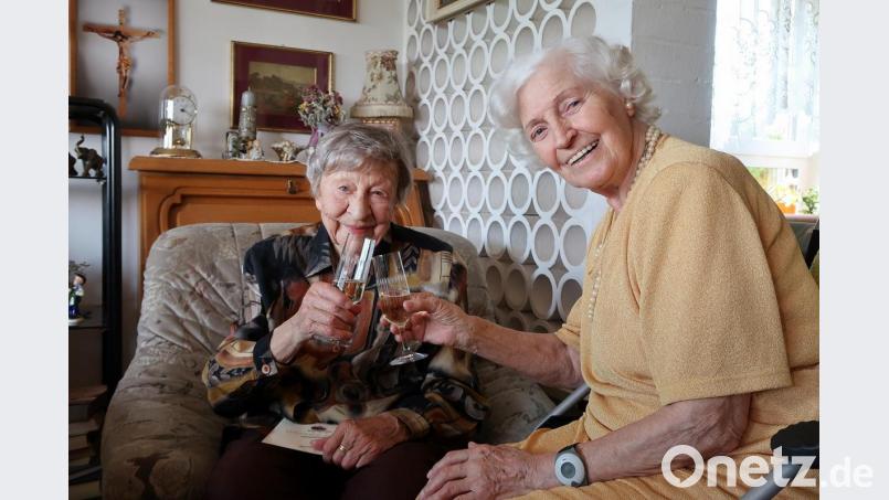 Seit 1957 beste Freundinnen: Maria Hanslmair (links) besuchte bei ihrer Kurzvisite in ihrer Heimat auch Freundin Greta Seitz. Ein Glas Sekt durfte dabei nicht fehlen. Bild: bsc
