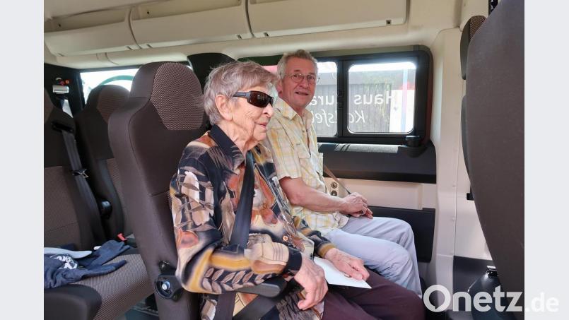Reinhard Kohl (rechts) begleitete seine Tante Maria Hanslmair auf ihrer Wunschtour durch Friedenfels. Bild: bsc