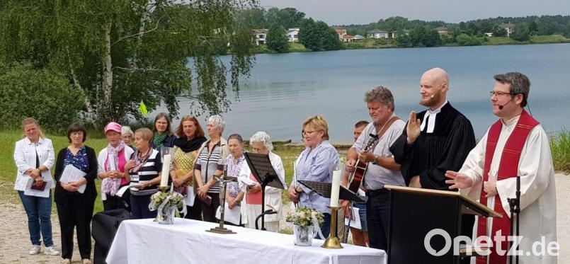 Pfarrer Christoph Melzl, Vikar Johannes Amberg und Chorleiter Willi Stöhr (von rechts) gestalteten den ökumenischen Gottesdienst am Murner See. Bild: Hirsch