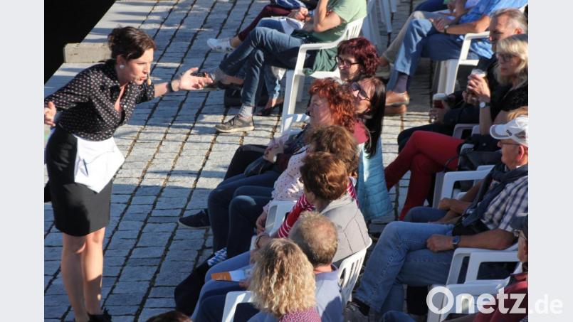 Das Publikum wurde bei dem Stück &quot;Kellnerin Anni&quot; mit eingebunden, &quot;wer will an griechsichen Salat. Nein du nicht, du stetst eher auf Spanferkelbraten&quot;. Bild: kro