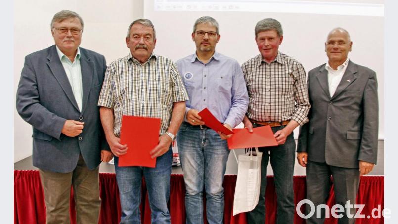 Erich Schindler (Zweiter von rechts) und Rainer Munz (Zweiter von links) sowie Christian Hübner (Mitte) wurden für ihr Engagement für die Blutspende geehrt. BRK-Kreisgeschäftsführer Peter Herzing (rechts) und Bürgermeister Manfred Porsch gratulieren. Bild: hai
