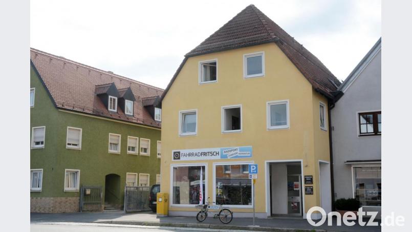 Zahnarzt Dr. Reinhard Roth nimmt seinen Sohn, den Oralchirurgen Dr. Felix Roth mit in die Praxis auf und verlagert alle Räume vom ersten Stock ins Erdgeschoss, in dem derzeit noch "Fahrrad-Fritsch" eingemietet ist. Bild: Gabi Schönberger