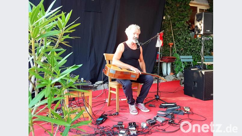Dieter “Bornzero” Bornschlegel mit seiner Gitarre. Bild: Kunz