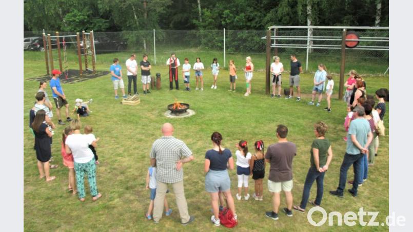 Kolpingpräses und Stadtpfarrer Bernhard Müller segnete das Pfingstfeuer. Bild: rgr