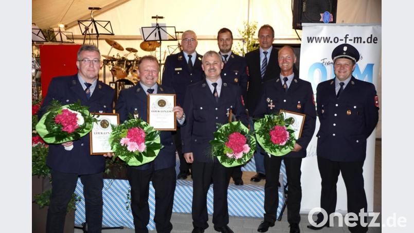 Vier verdiente Feuerwehrmänner wurden mit dem Ehrentitel ausgezeichnet. v.l.: Manfred Eichner, Robert Sieber, Michael Pirner und Peter Haberkorn sowie Kommandant Alexander Reichenberger. Dahinter v.l.: Kreisbrandrat Hermann Schreck, Vorsitzender Christofer Buchbinder und Bürgermeister Klaus Wagner. Bild: bkr