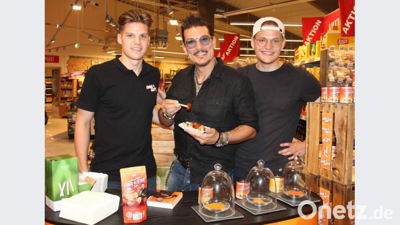 "Currywurstmann" Chris Töpperwien (Mitte) mit den Startup-Gründern Linus (recht) und Colin Banse (links) in Kemnath Bild: stg